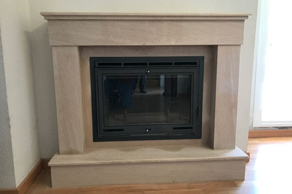Chimenea-de-obra-en-caliza-moka-e-insertable-Lacunza-In-700